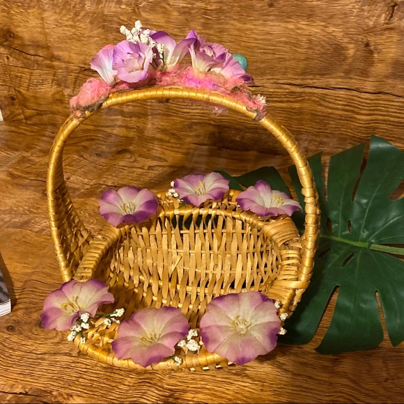 Small light rattan basket with flowers details - Picture 4 of 7